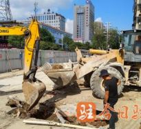 美女大胸被操b视频网站高温下的坚守｜道路建设者用汗水铺就畅通路